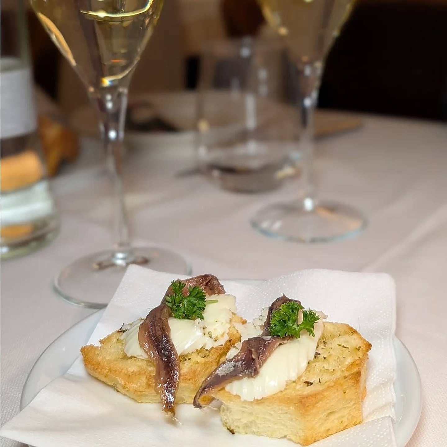 Acciughe a beccafico, crudo del Mediterraneo