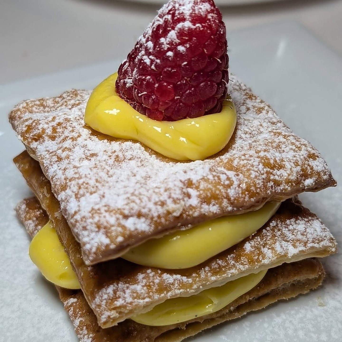 Millefoglie alla crema con lampone