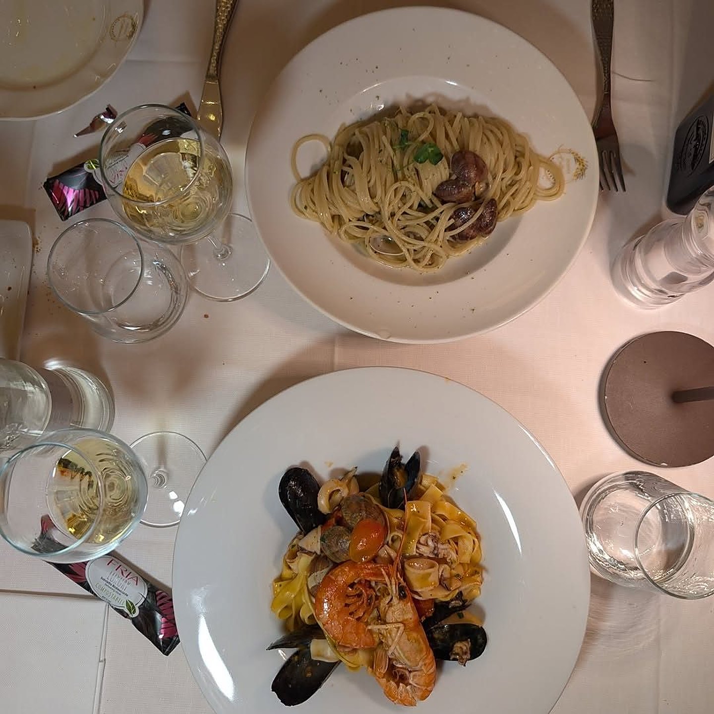 Due piatti di pasta di mare visti dall'alto