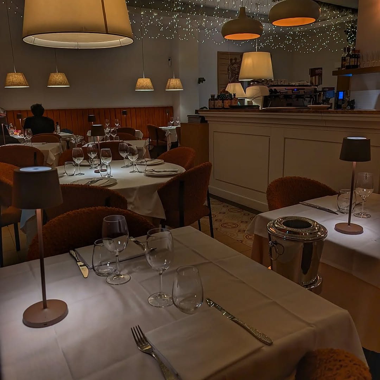 Sala e bancone bar del ristorante