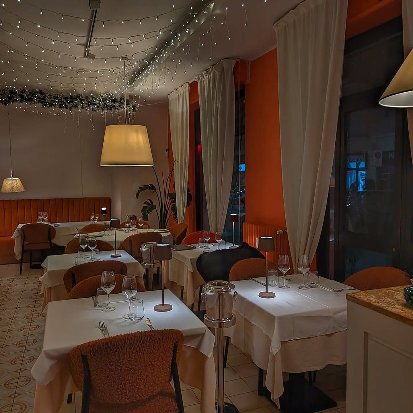 La sala di Donna Caterina con luci scintillanti