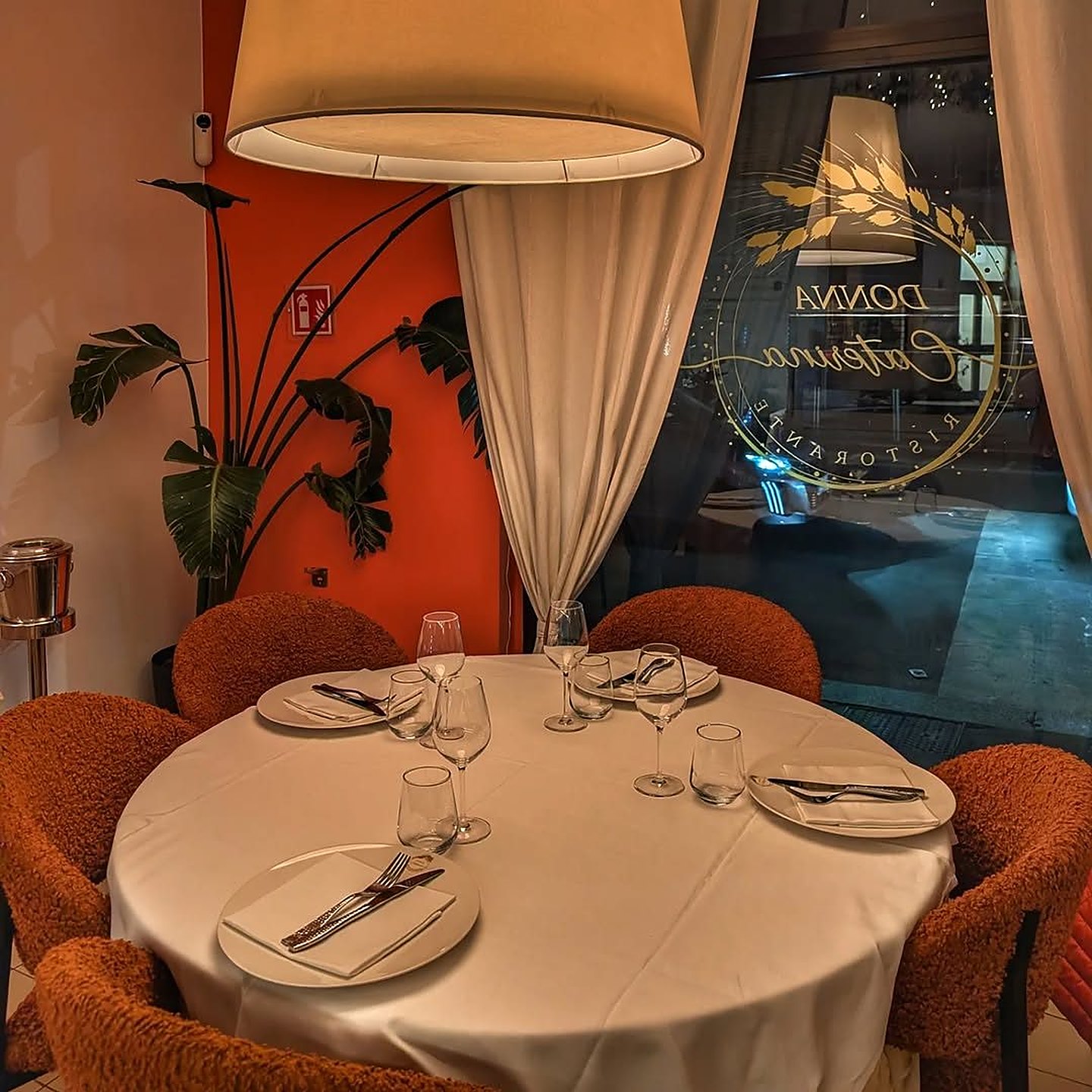 Tavolo accanto alla vetrina del ristorante