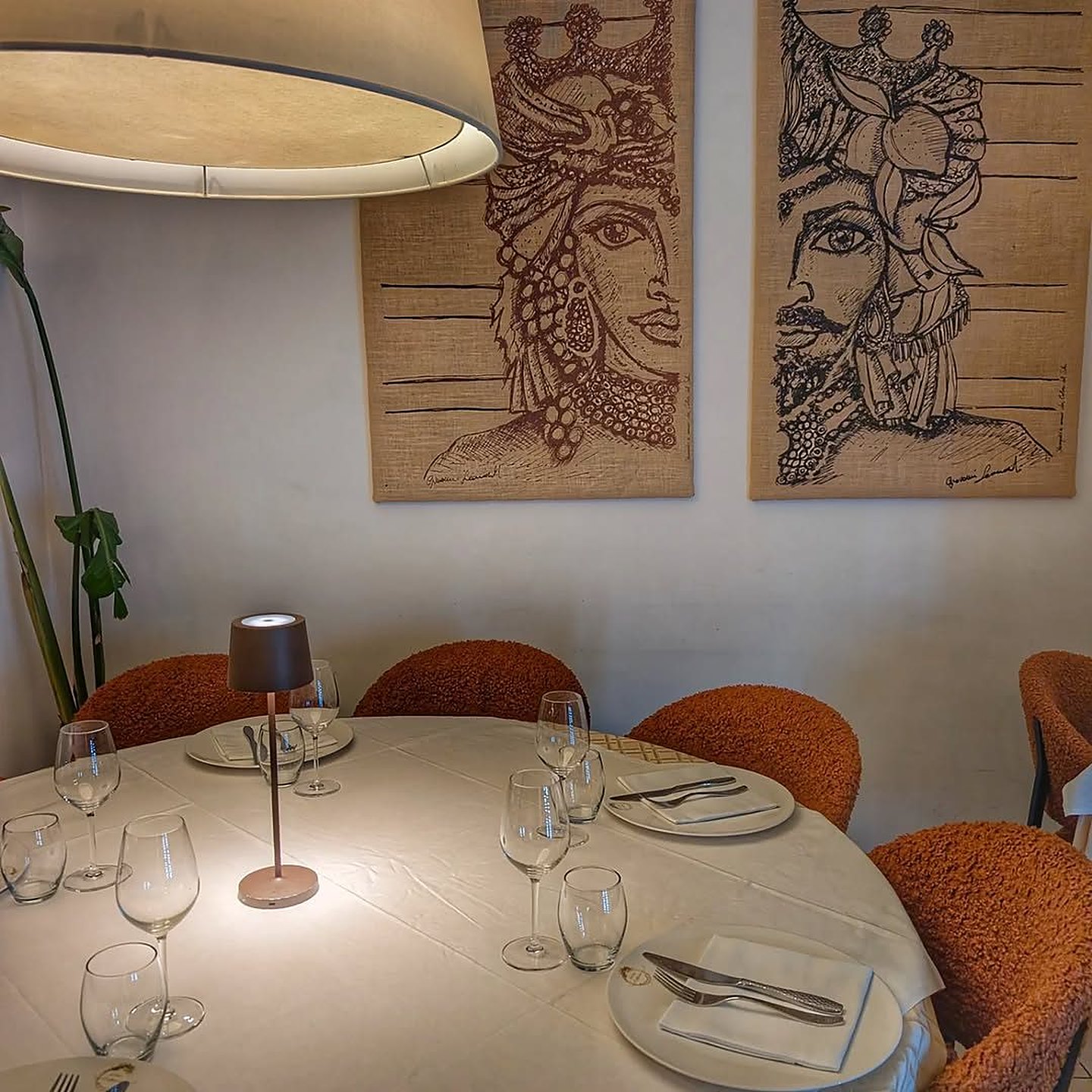 Teste di moro siciliane alle pareti del ristorante